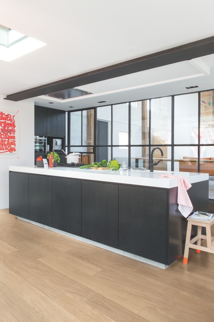 Ламинат Quick Step Perspective Hydro 9/32 (PER 0915) Дуб лакированный белый